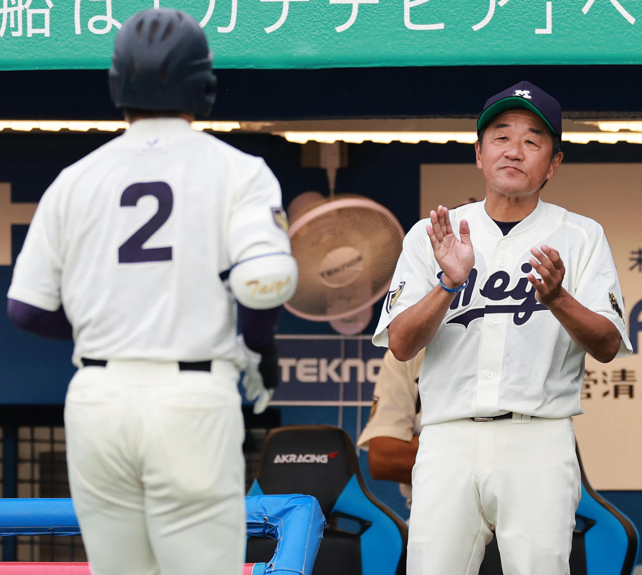 東大対明大　4回裏明大無死一塁、右越え2点本塁打を放った小島河を迎える田中監督（撮影・野上伸悟）