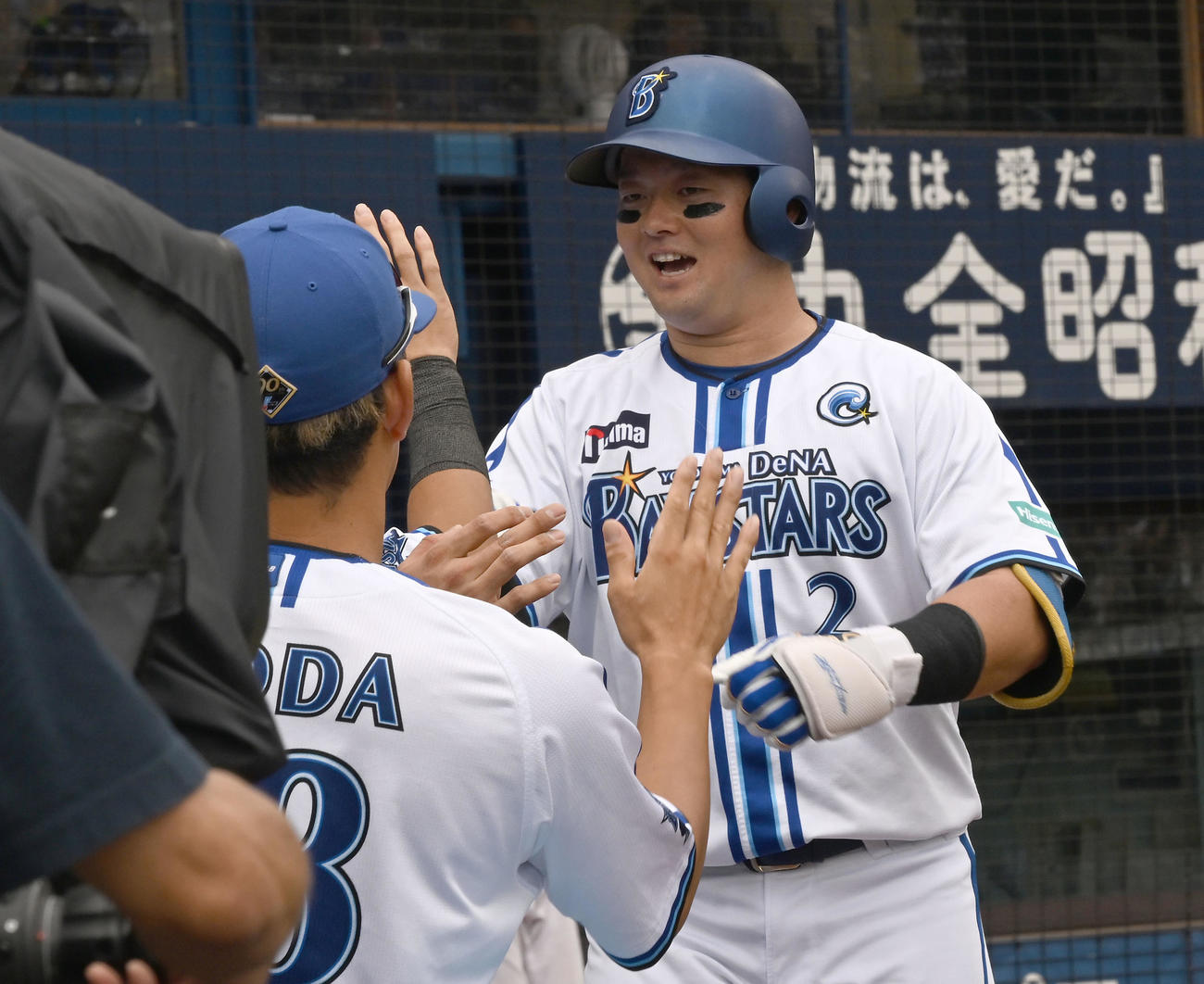 DeNA対ヤクルト　4回裏DeNA1死、左越えに本塁打を放ちナインらとタッチを交わす牧（撮影・千葉一成）