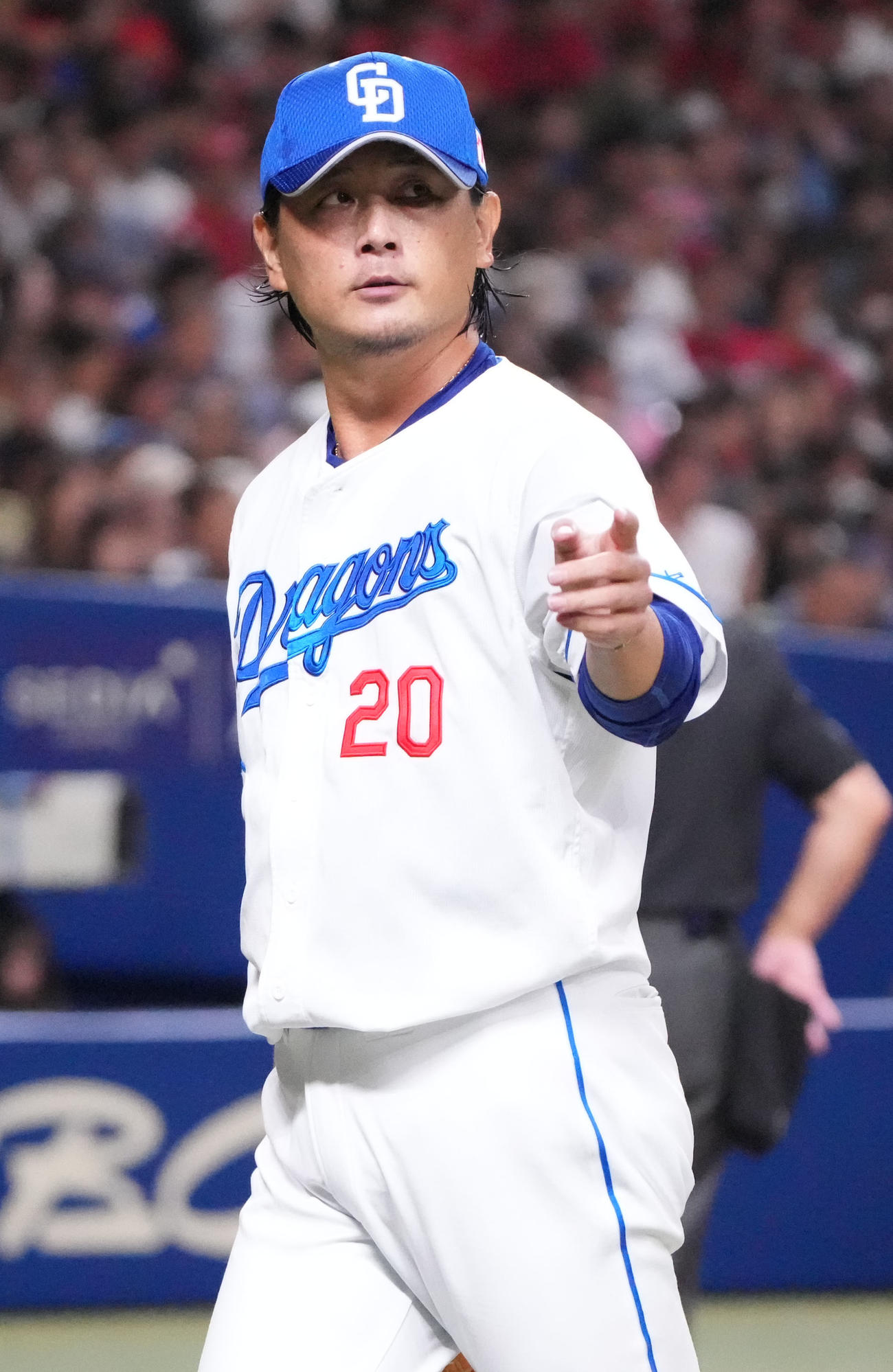 中日対広島　5回表終了、ベンチへ戻る涌井（撮影・森本幸一）