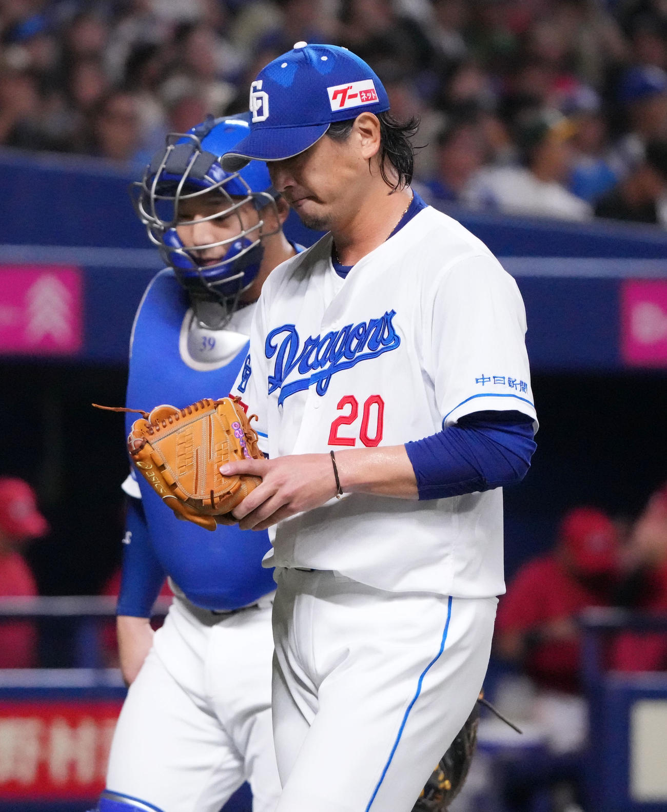 中日対広島　1回表終了、ベンチへ戻る中日先発の涌井（右）（撮影・森本幸一）