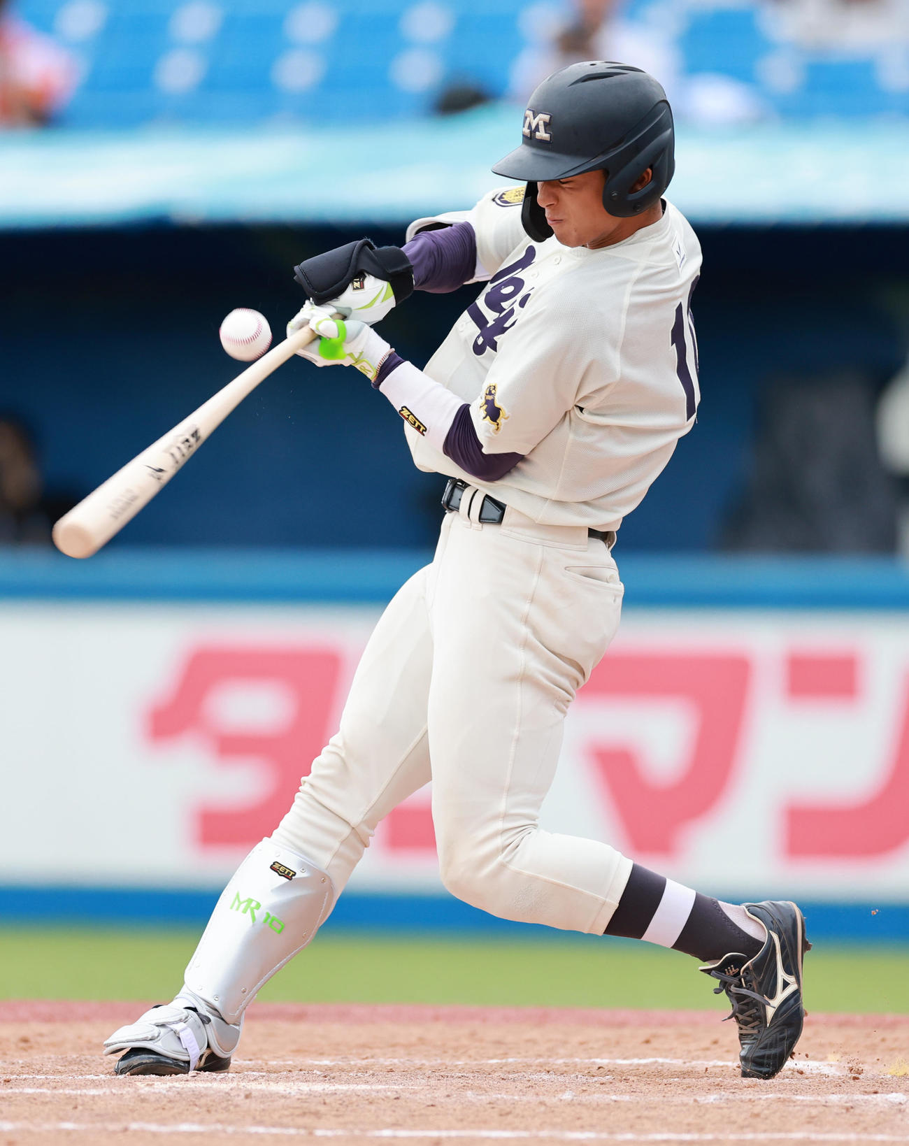 東大対明大　3回裏明大2死、投飛に倒れる宗山（撮影・野上伸悟）