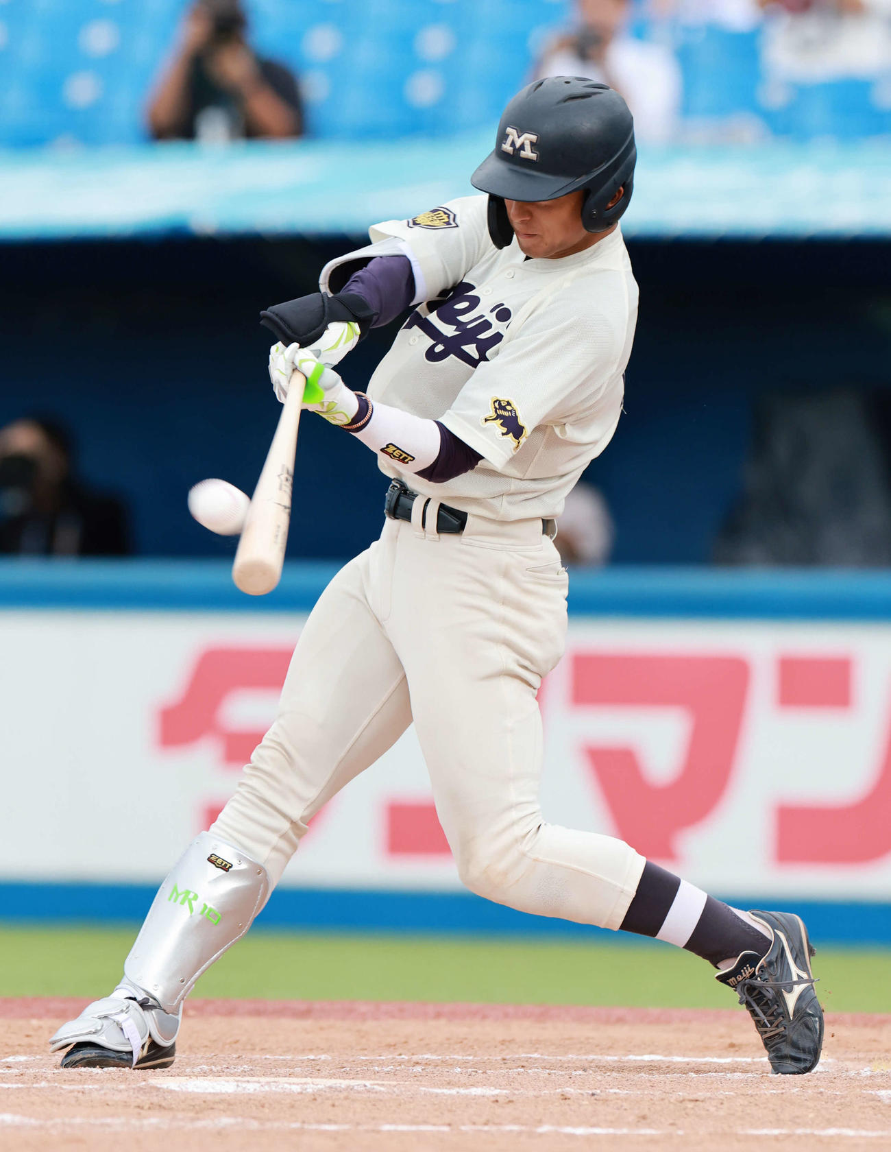 東大対明大　6回裏明大無死、左飛に倒れる宗山（撮影・野上伸悟）