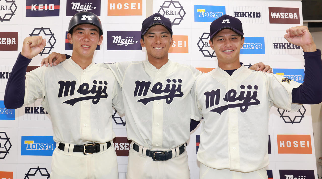 東大対明大　勝ち点を奪い笑顔でガッツポーズの明大・小島河、宗山、毛利（撮影・野上伸悟）