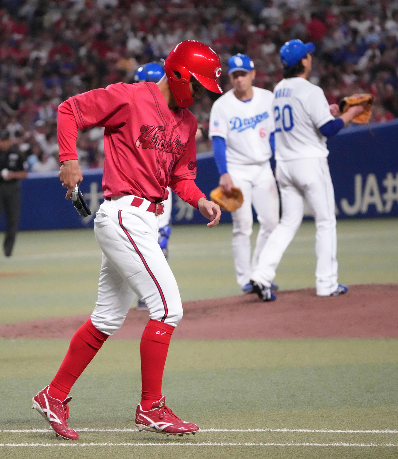 中日対広島　6回表広島1死、21球粘った末に22球目を見送り、四球で出塁する矢野（撮影・森本幸一）