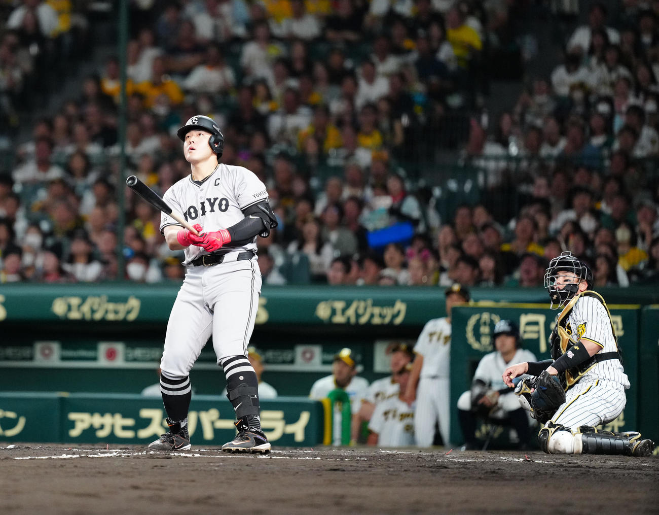 阪神対巨人　8回表巨人1死、大飛球を放つもファウルとなった岡本和（撮影・江口和貴）