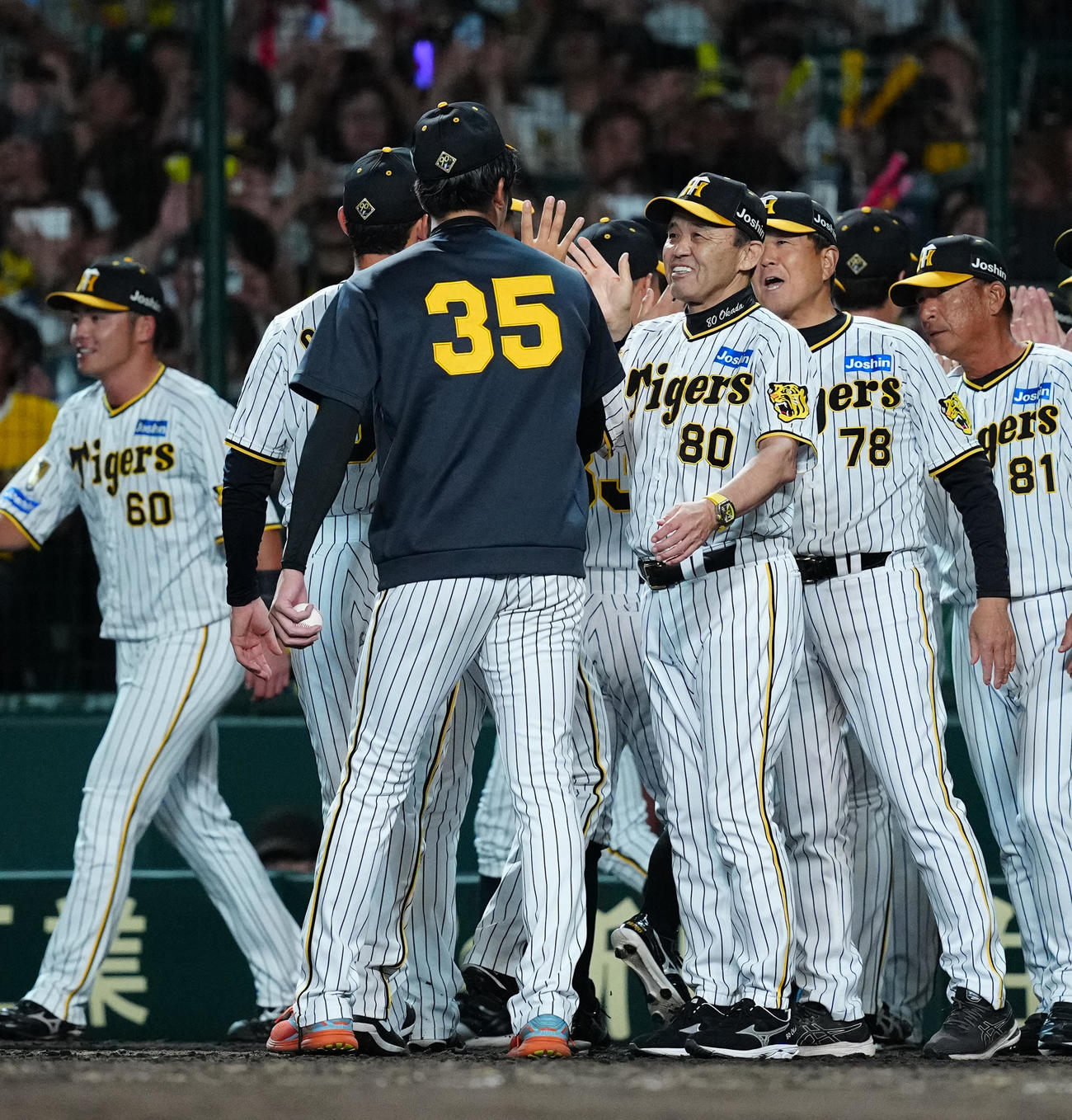 阪神対巨人　試合後、阪神才木（中央左）をねぎらう岡田監督（撮影・江口和貴）
