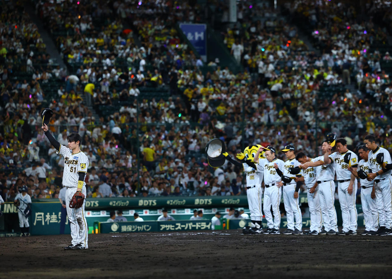 阪神対巨人　巨人に勝利し、ファンあいさつする中野（左端）ら阪神（撮影・藤尾明華）
