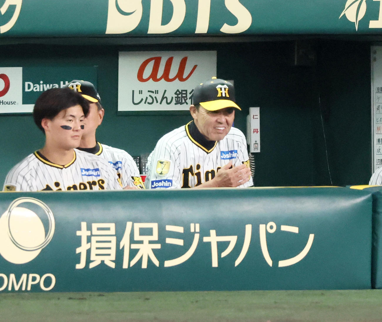 阪神対巨人　3回裏阪神1死一塁、才木のボール判定にベンチで白い歯を見せる岡田監督（撮影・加藤哉）