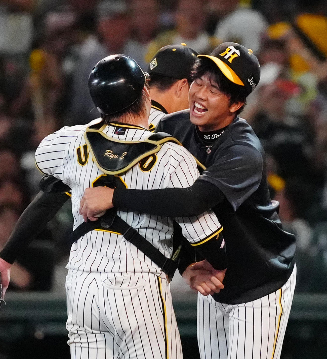 阪神対巨人　試合後、阪神捕手梅野（左）と勝利を喜ぶ才木（撮影・江口和貴）