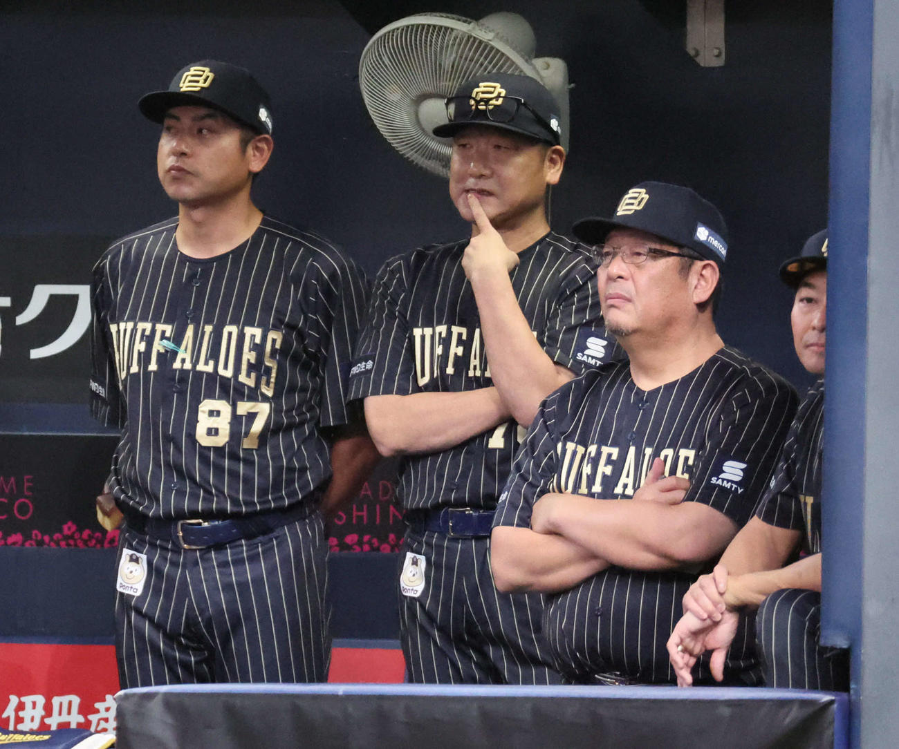 オリックス対日本ハム　7回裏オリックス2死一塁、中嶋監督（中央）はベンチで指示を出す（撮影・宮崎幸一）