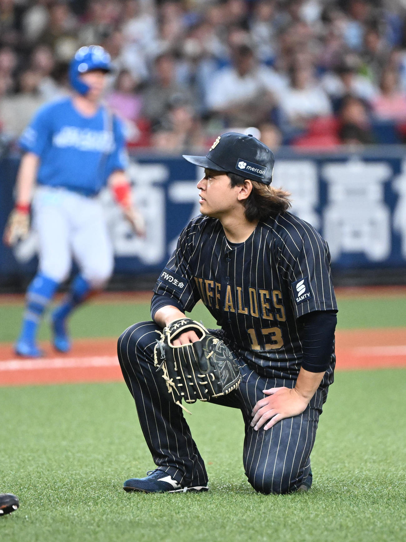 オリックス対日本ハム　9回表日本ハム1死二、三塁、上川畑に送りバントを決められ膝をつく宮城（撮影・和賀正仁）