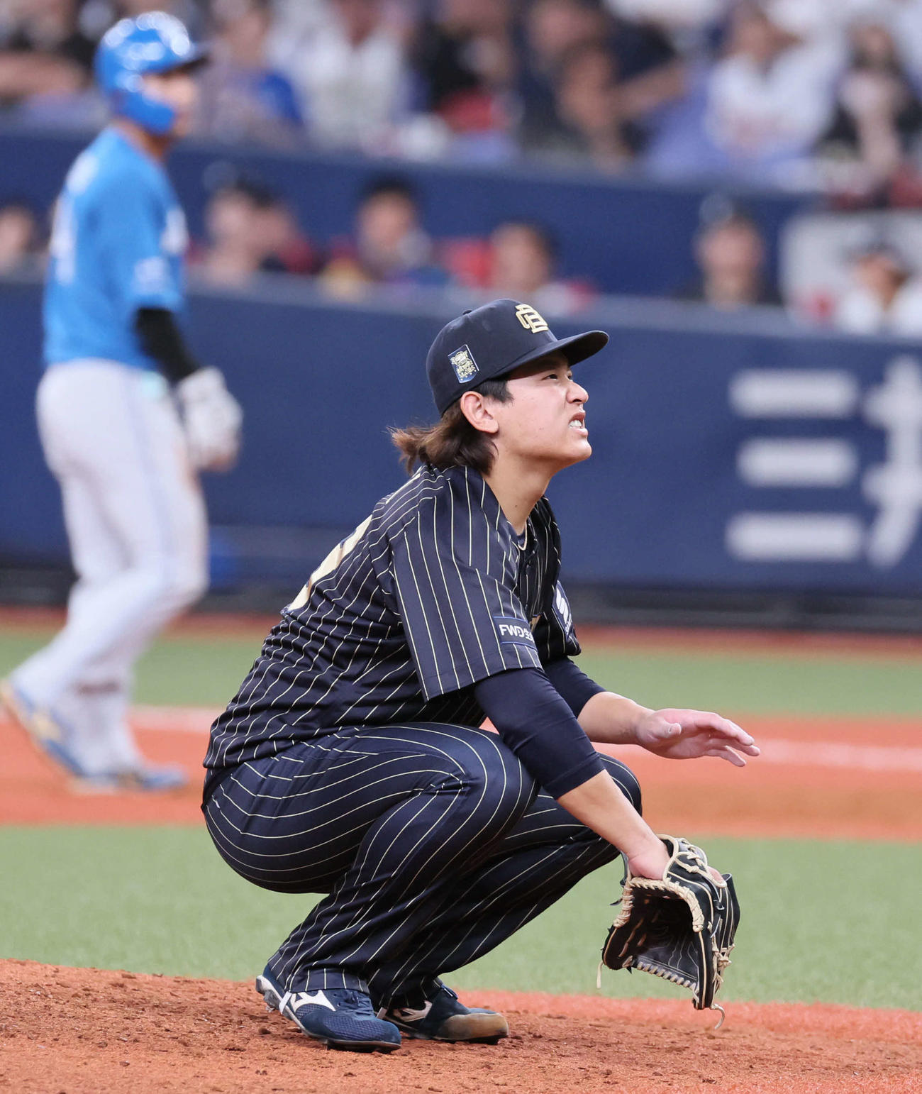 オリックス対日本ハム　8回表日本ハム2死一塁、宮城大弥は清宮幸太郎への投球がボールとなり厳しい表情を浮かべ座り込む（撮影・宮崎幸一）