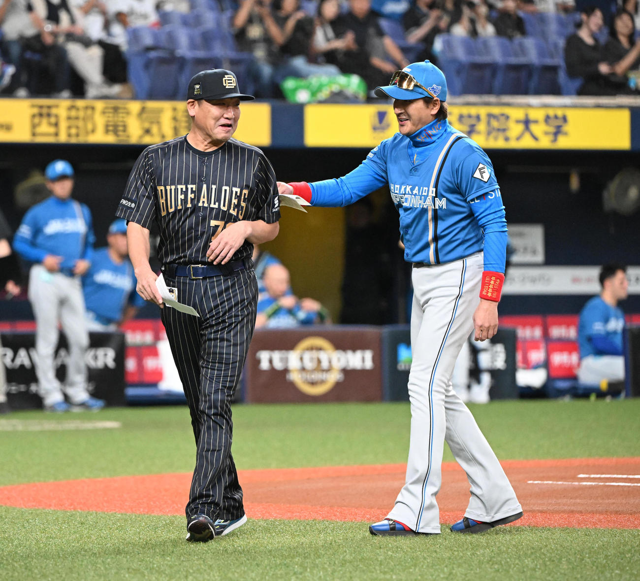 オリックス対日本ハム　メンバー交換後、オリックス中嶋監督（左）と話す日本ハム新庄監督（撮影・和賀正仁）