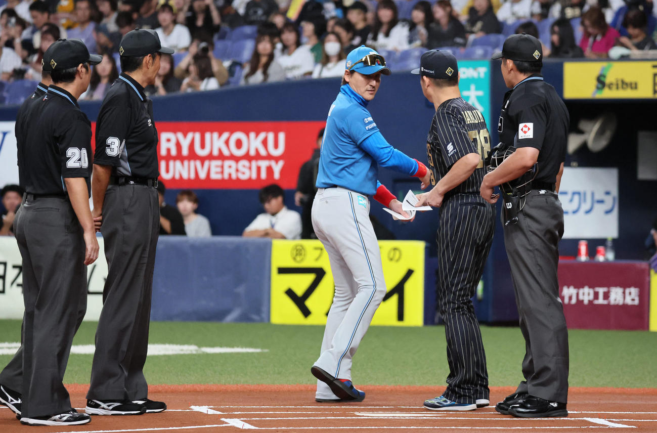 オリックス対日本ハム　メンバー確認を行ったオリックス中嶋監督（左）は日本ハム新庄監督に予備と得られ何やら話す（撮影・宮崎幸一）