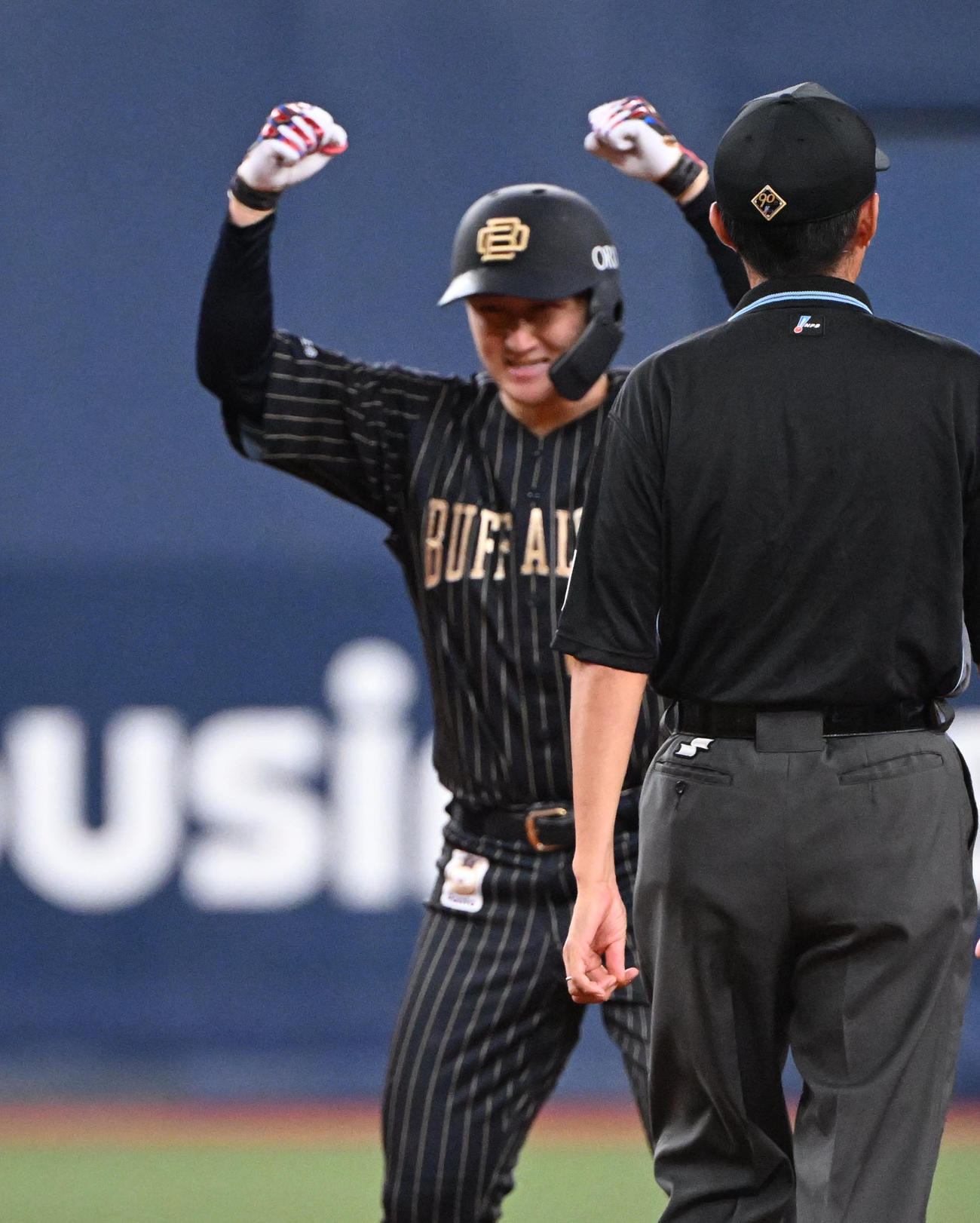 オリックス対日本ハム　2回裏オリックス2死一塁、中越え適時二塁打を放った紅林はガッツポーズ（撮影・和賀正仁）