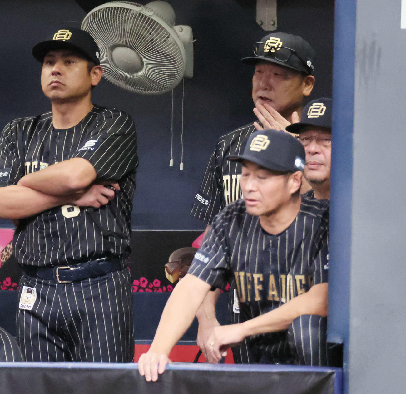 オリックス対日本ハム　3回裏オリックス、ベンチで厳しい表情のオリックス中嶋監督（後方右）ら（撮影・宮崎幸一）