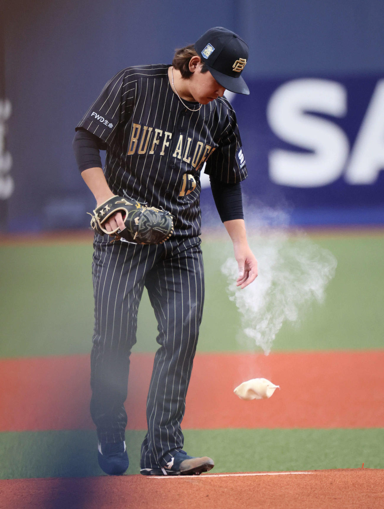 オリックス対日本ハム　ロジンを手にするオリックス先発の宮城（撮影・宮崎幸一）