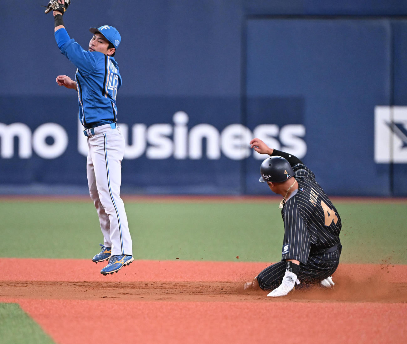 オリックス対日本ハム　7回裏オリックス2死一塁、二盗に成功する森（撮影・和賀正仁）