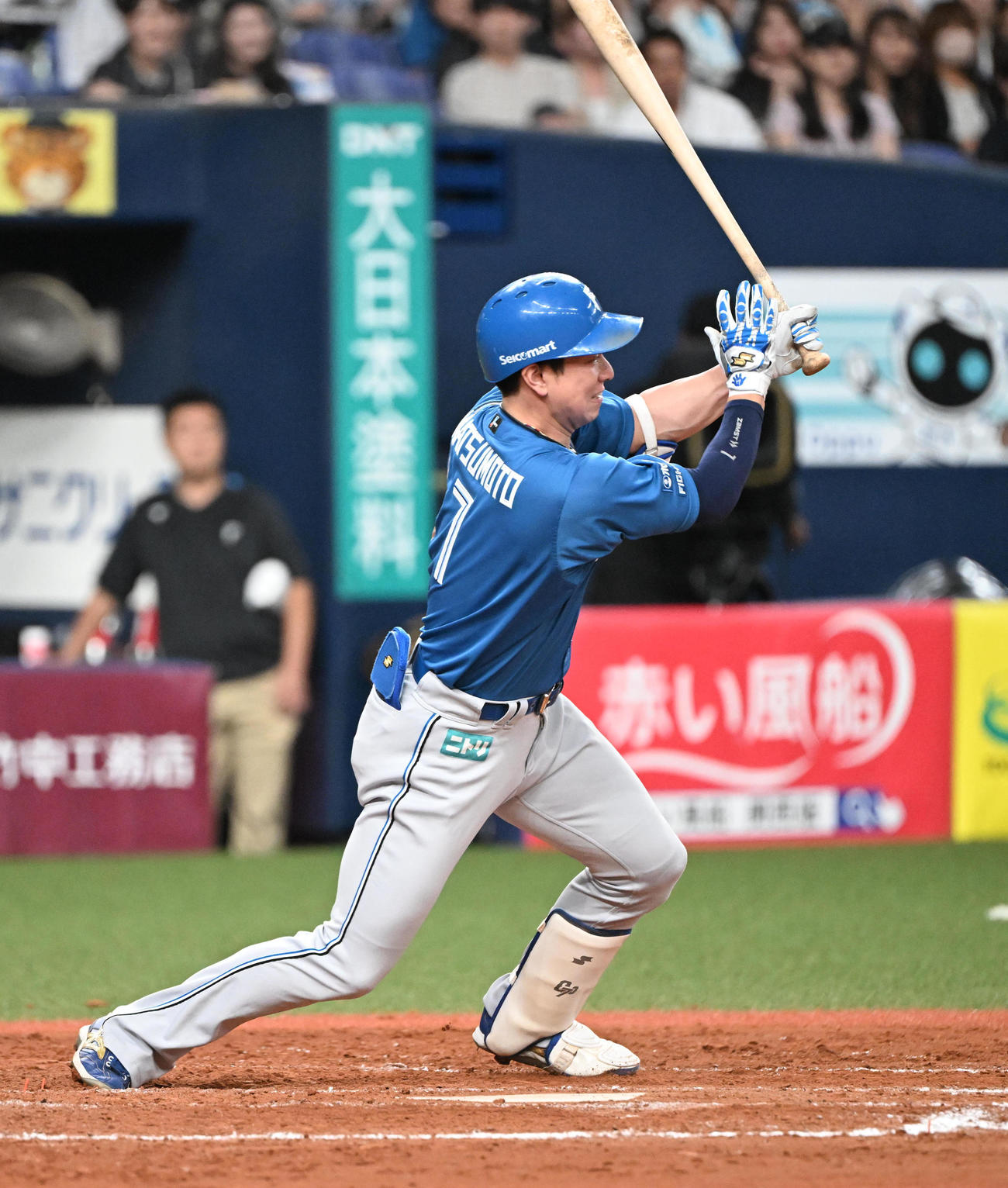 オリックス対日本ハム　9回表日本ハム1死二、三塁、三ゴロを放ち三塁走者を迎える松本（撮影・和賀正仁）