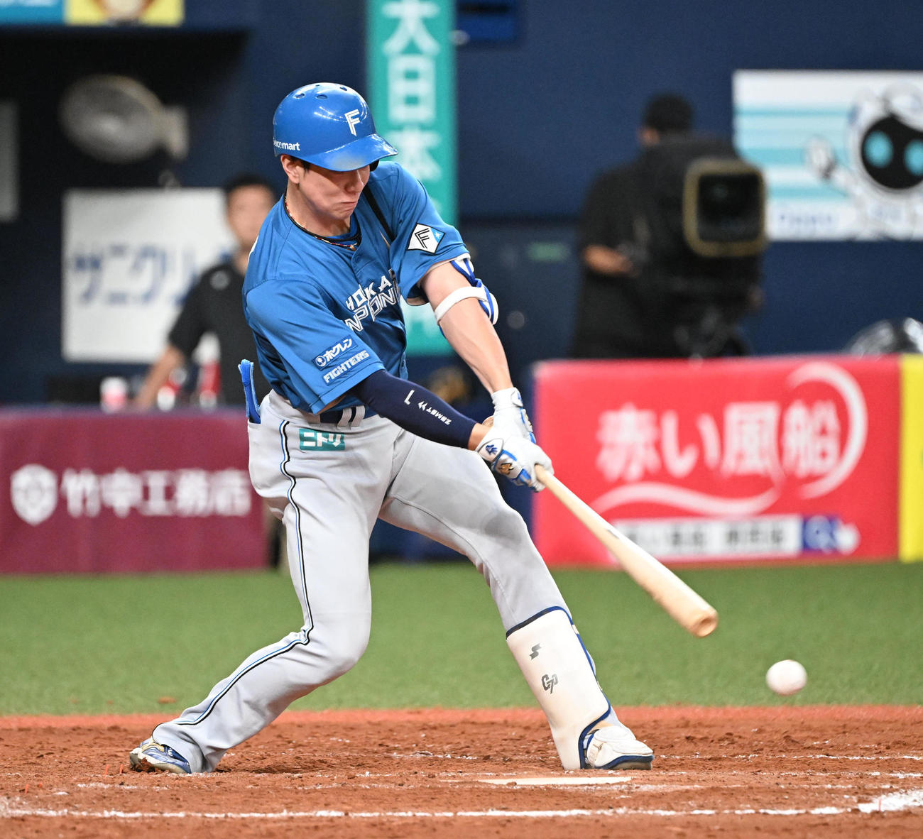 オリックス対日本ハム　9回表日本ハム1死二、三塁、三ゴロを放ち三塁走者を迎える松本（撮影・和賀正仁）