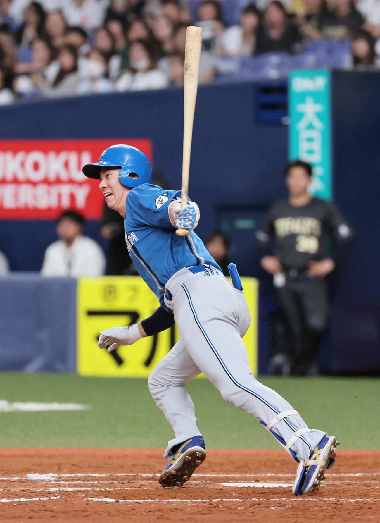 オリックス対日本ハム　9回表日本ハム1死二、三塁、代打松本剛は、三ゴロの間に五十幡が生還し勝ち越しに成功する（撮影・宮崎幸一）