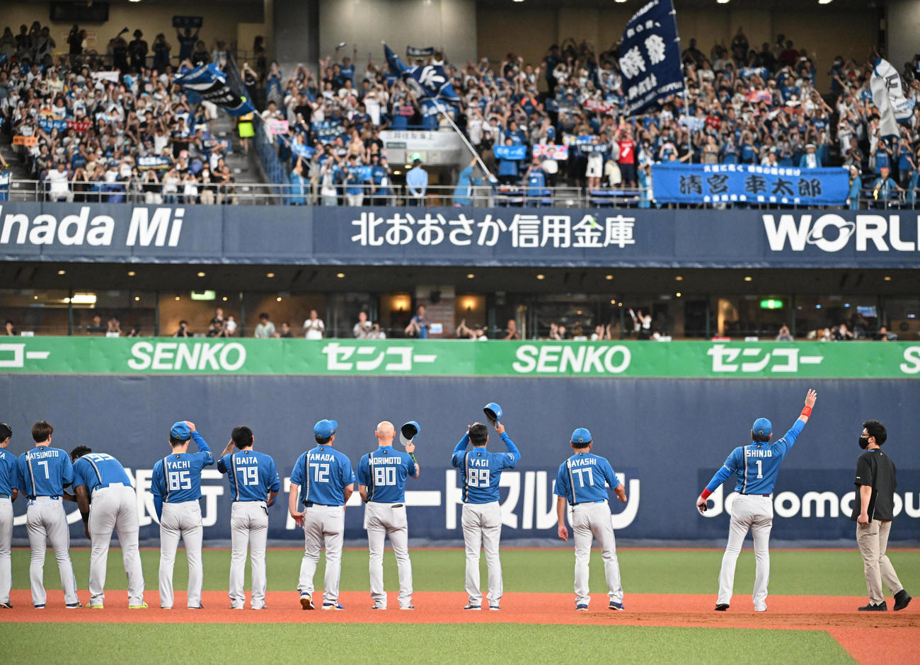 オリックス対日本ハム　今季京セラドームでの試合を終え、ファンにあいさつする日本ハム新庄監督（撮影・和賀正仁）