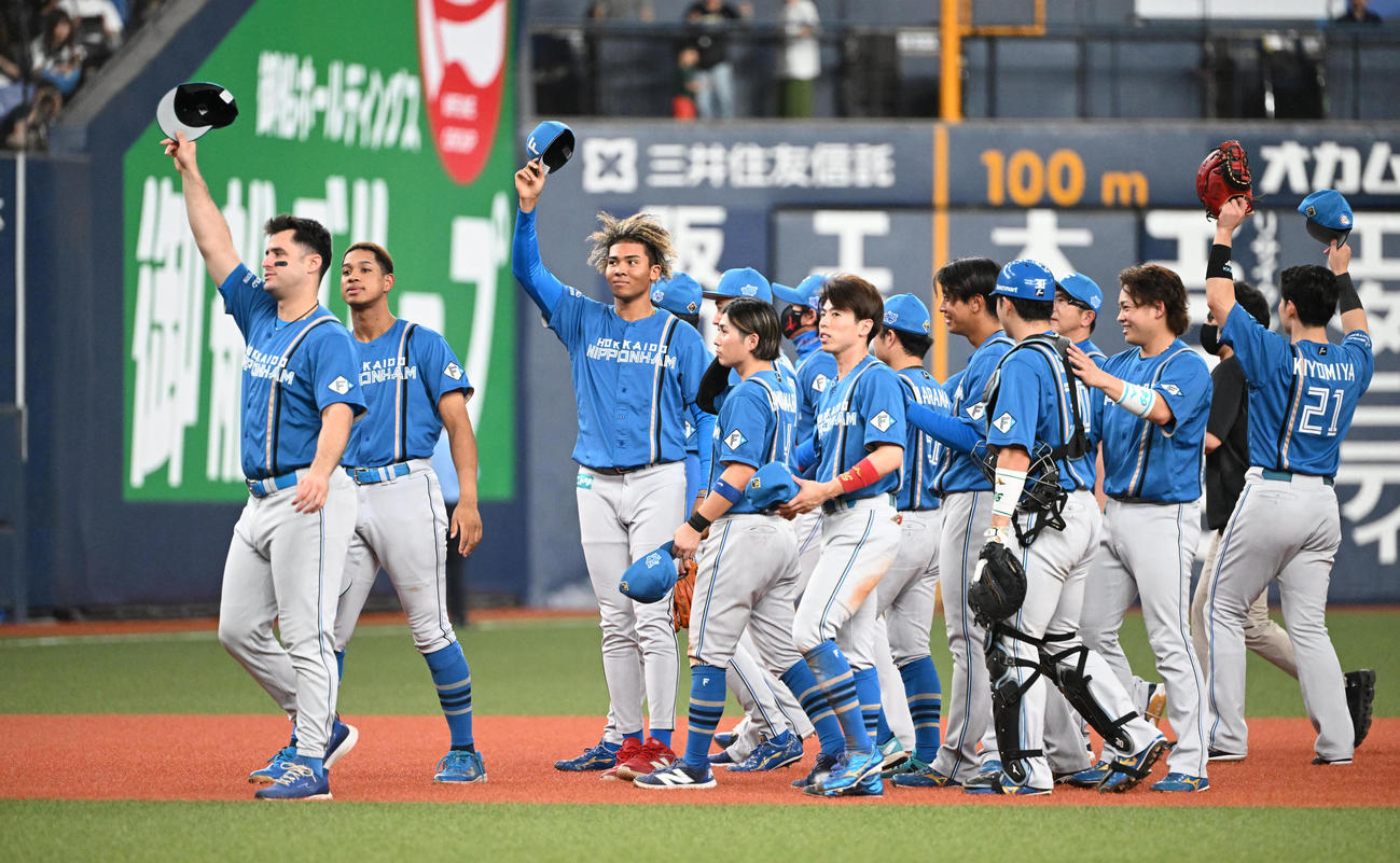オリックス対日本ハム　今季京セラドームでの試合を終え、ファンに手を振る日本ハムナイン（撮影・和賀正仁）
