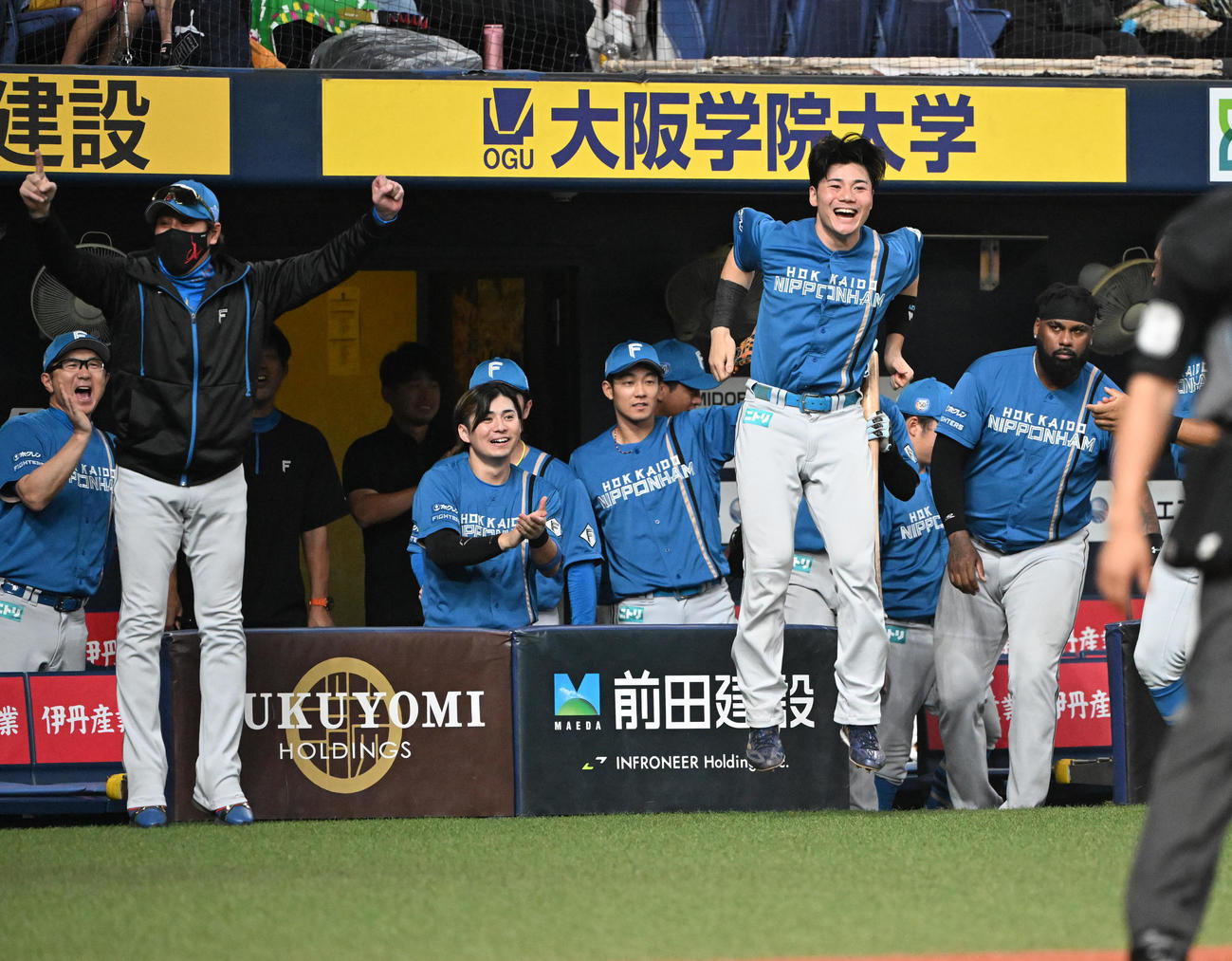 オリックス対日本ハム　9回表日本ハム1死二、三塁、松本剛の三ゴロで勝ち越しガッツポーズする新庄監督、右は清宮（撮影・和賀正仁）
