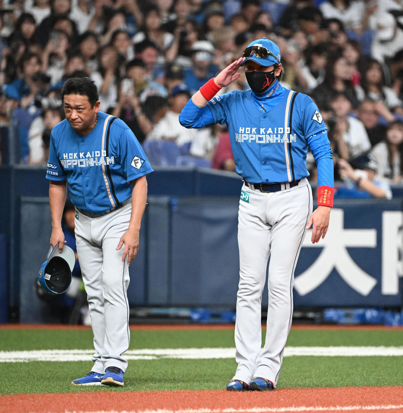 オリックス対日本ハム　今季京セラドームでの試合を終え、オリックスベンチに向け敬礼する日本ハム新庄監督、左は林ヘッドコーチ（撮影・和賀正仁）