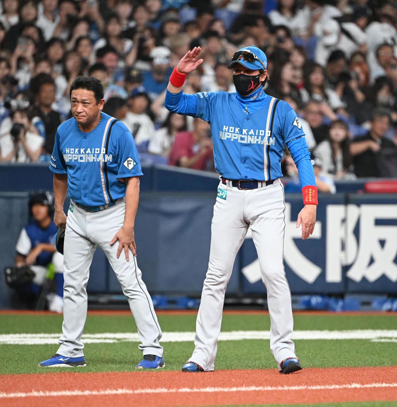オリックス対日本ハム　今季京セラドームでの試合を終え、オリックスベンチに向け敬礼する日本ハム新庄監督、左は林ヘッドコーチ（撮影・和賀正仁）