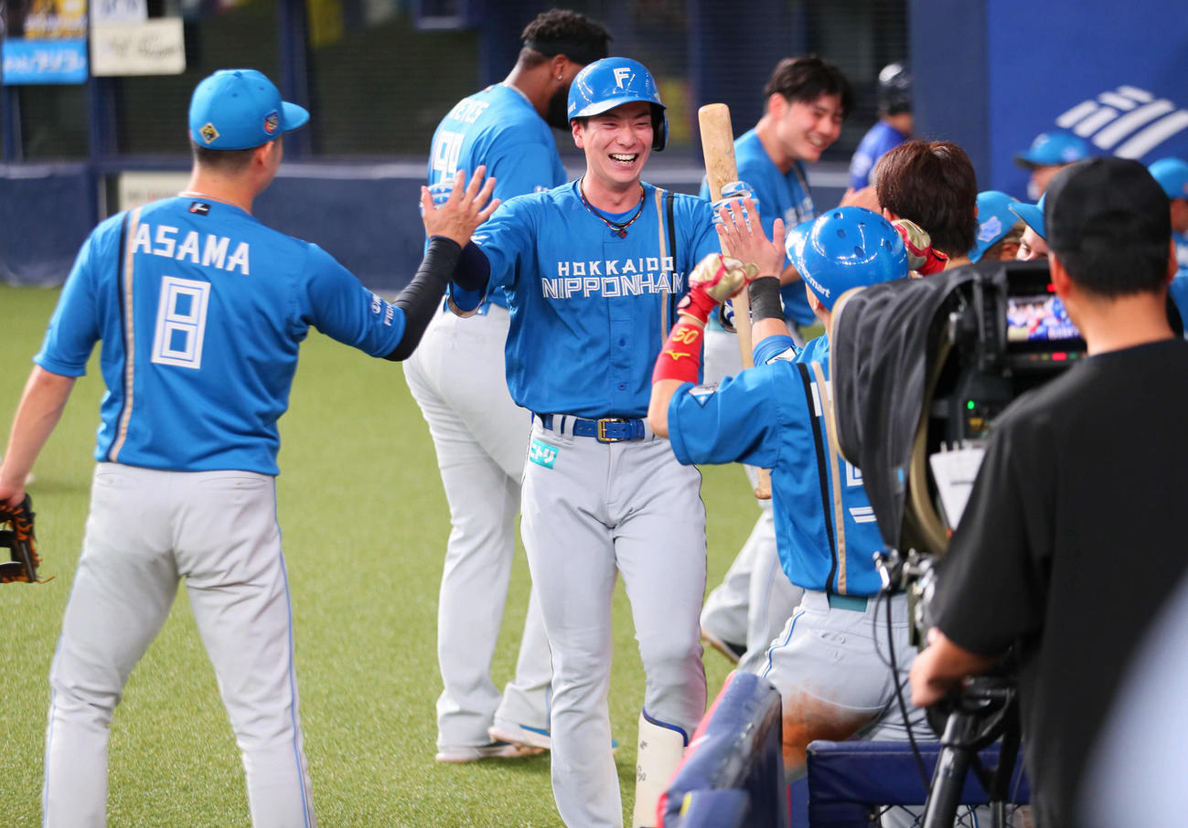 オリックス対日本ハム　9回表日本ハム1死二、三塁、代打松本剛は三ゴロの間に五十幡を生還させて勝ち越し、笑顔でハイタッチ（撮影・宮崎幸一）