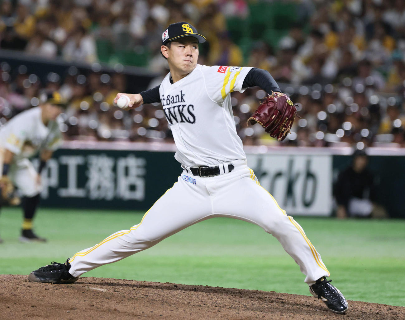 ソフトバンク対楽天　5回表楽天2死二塁、ソフトバンク2番手の岩井（撮影・加藤孝規）