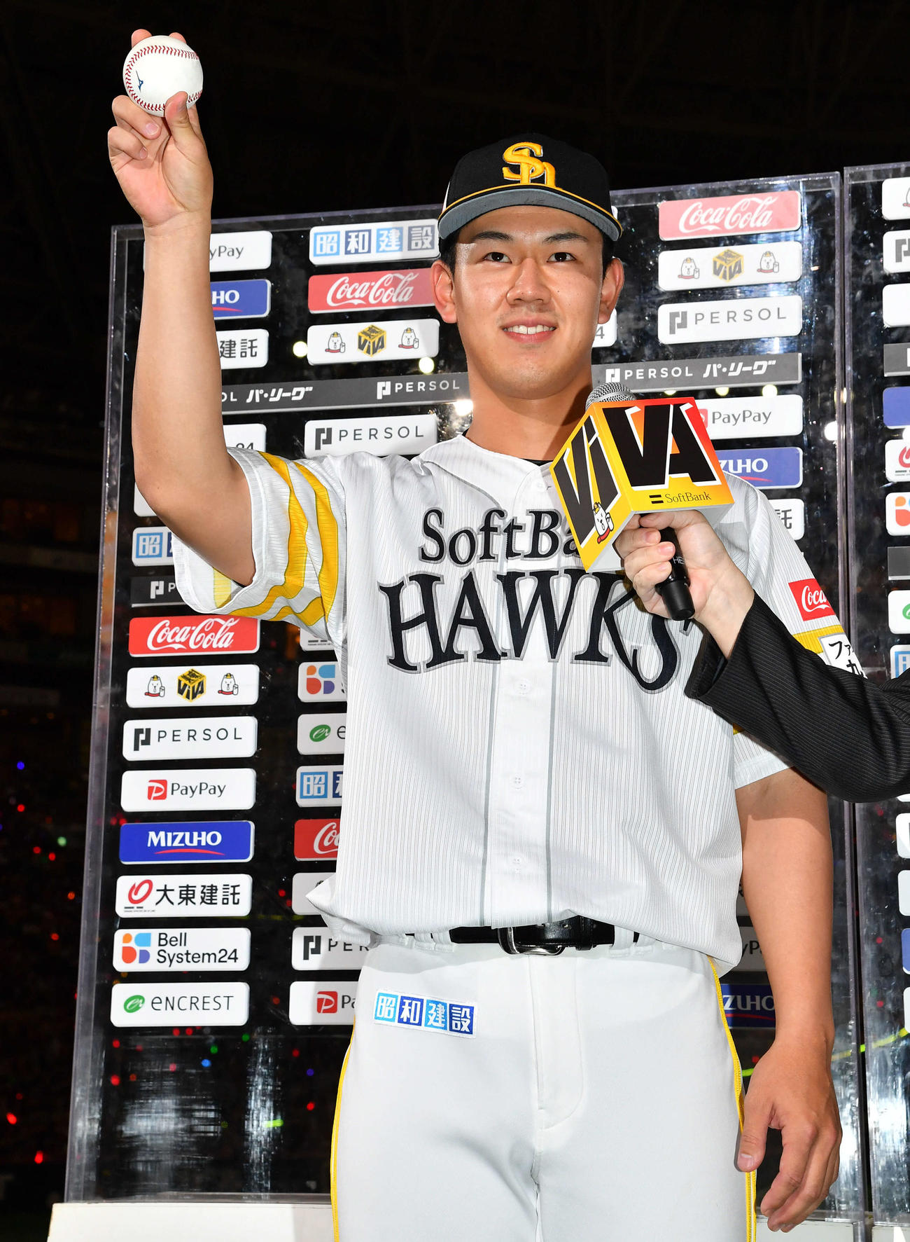 ソフトバンク対楽天　プロ初勝利を挙げた岩井は、お立ち台でファンに記念球を見せる（撮影・岩下翔太）