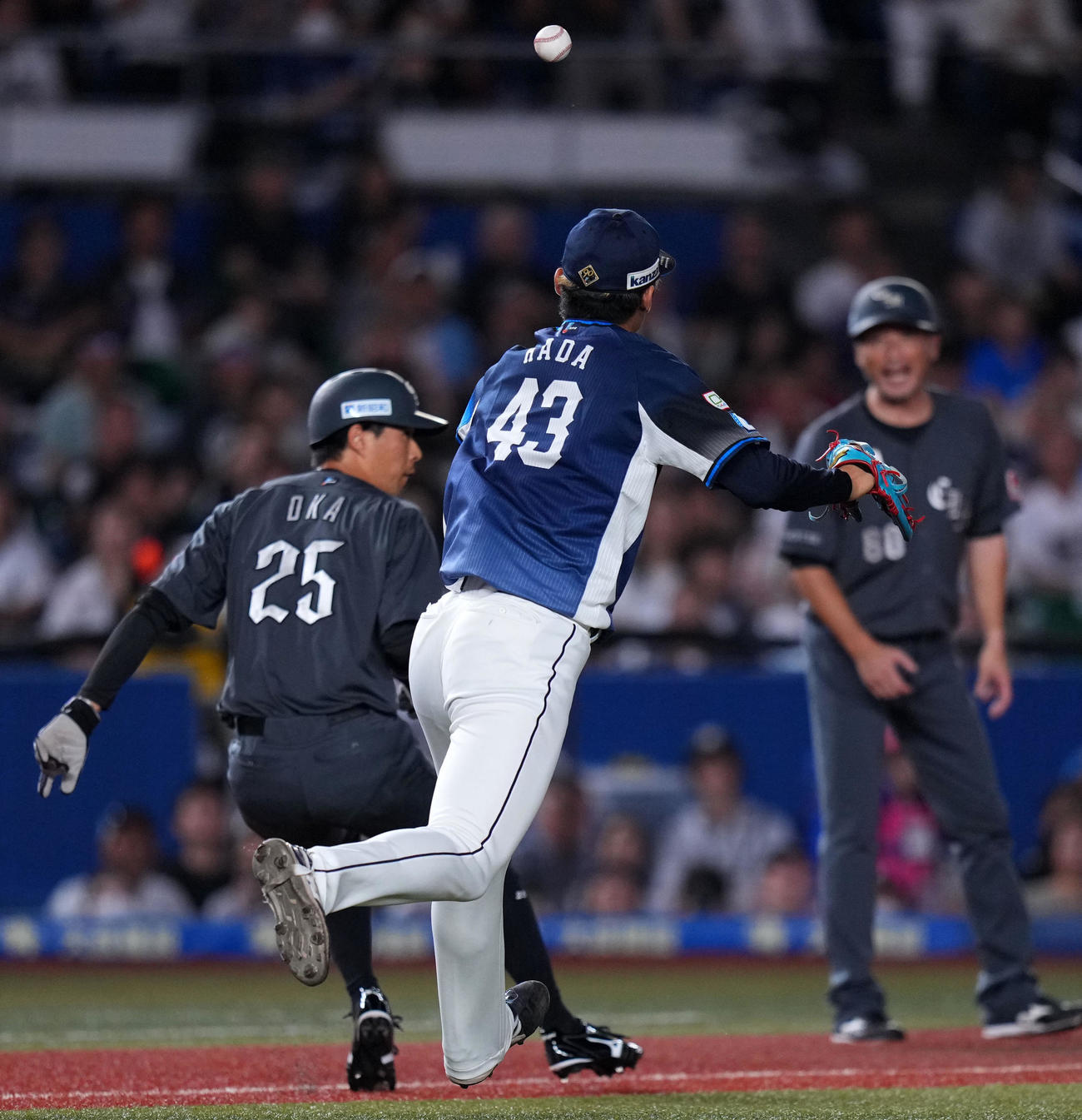 ロッテ対西武　1回裏ロッテ無死一、三塁、三塁へ暴投する羽田（撮影・横山健太）
