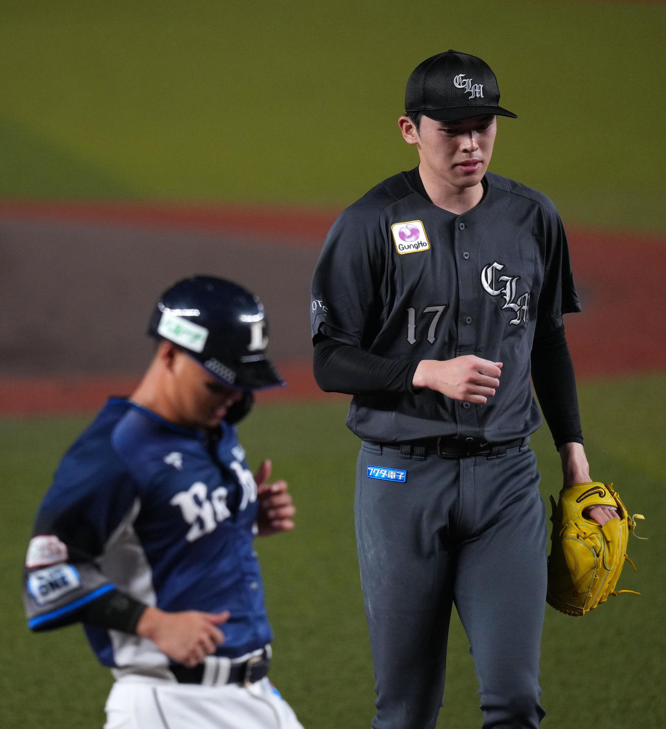 ロッテ対西武　1回表西武2死二、三塁、佐藤の後逸で失点する佐々木（撮影・横山健太）