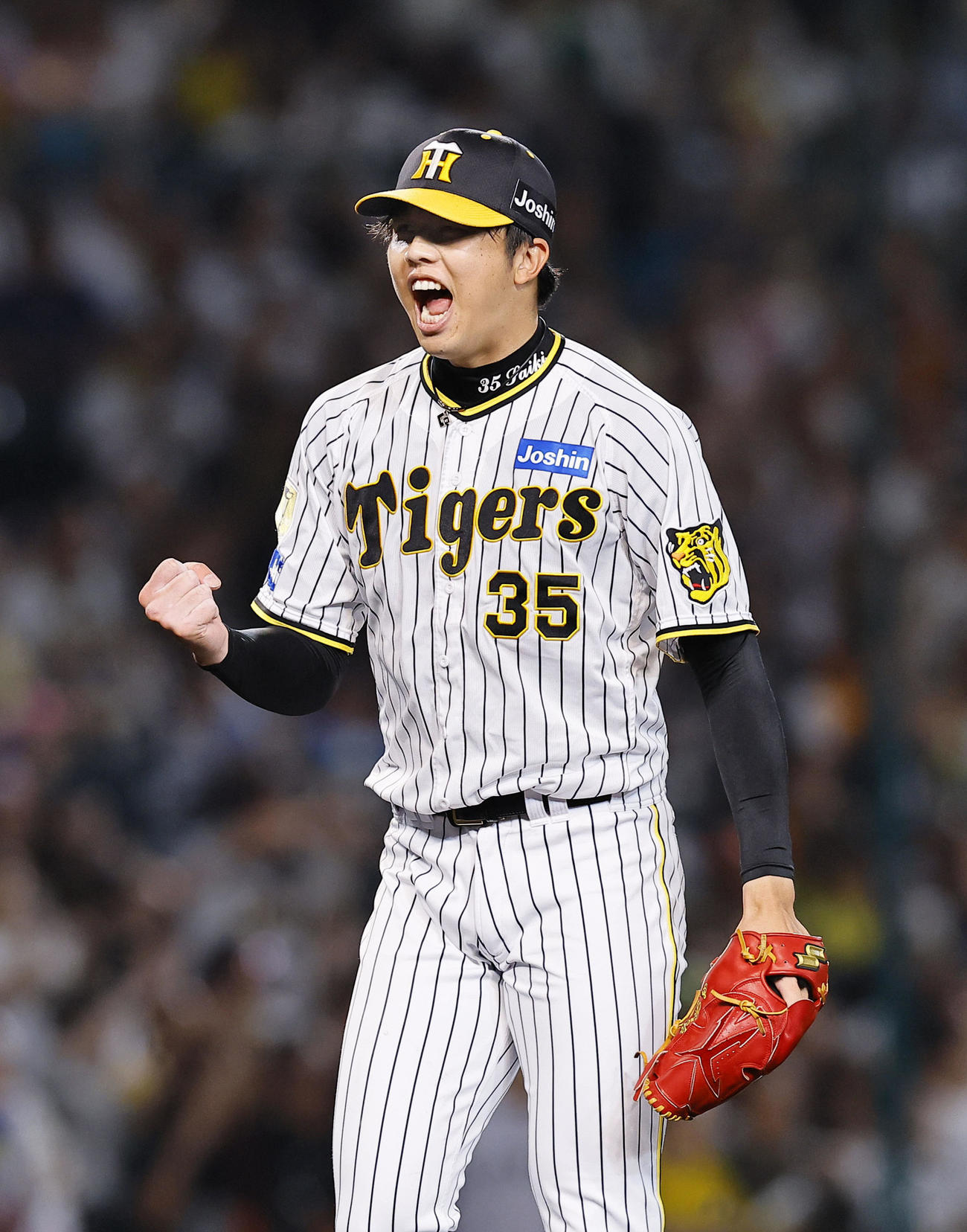 阪神対巨人　6回表巨人2死満塁、代打大城卓を中飛に打ち取りガッツポーズをする才木（撮影・藤尾明華）