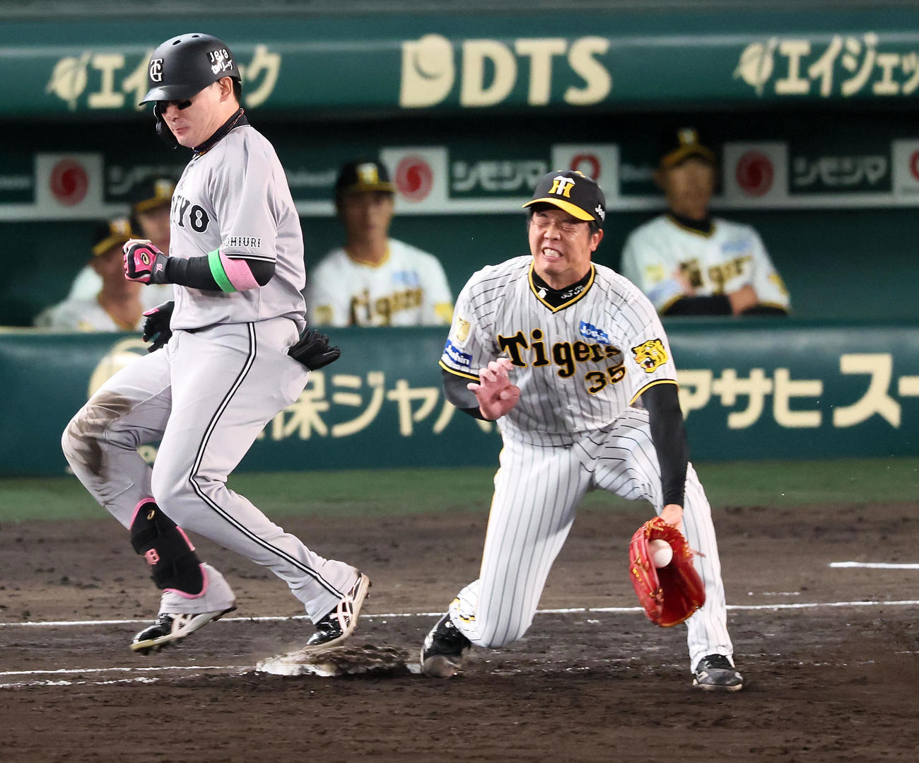 阪神対巨人　7回表巨人1死一塁、才木は丸の一ゴロで一塁ベースカバーに入る（撮影・加藤哉）