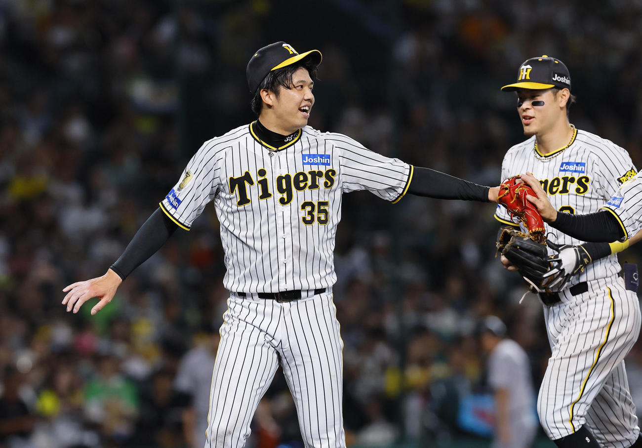 阪神対巨人　7回を無失点で投げ終え、笑顔でベンチに戻る阪神才木（撮影・藤尾明華）