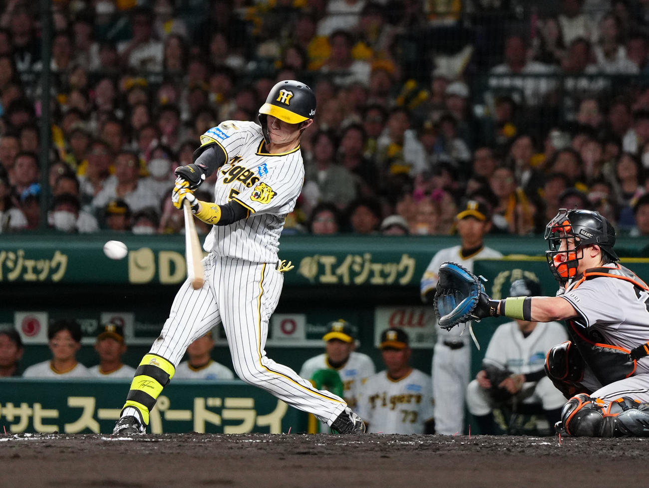阪神対巨人　3回裏阪神2死一、三塁、先制適時打を放つ中野（撮影・江口和貴）