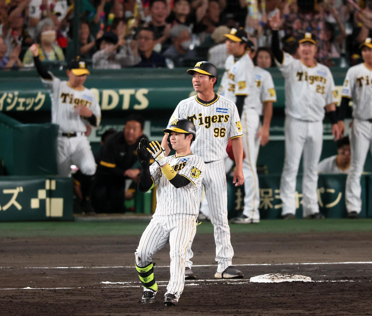 阪神対巨人　3回裏阪神2死一、三塁、中野は右へ適時打を放ちベース上で拍手する（撮影・加藤哉）