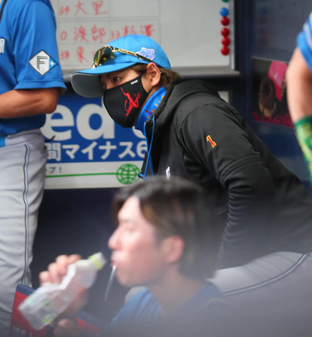 オリックス対日本ハム　8回表日本ハム、ベンチで厳しい視線を見せる日本ハム新庄監督（撮影・宮崎幸一）