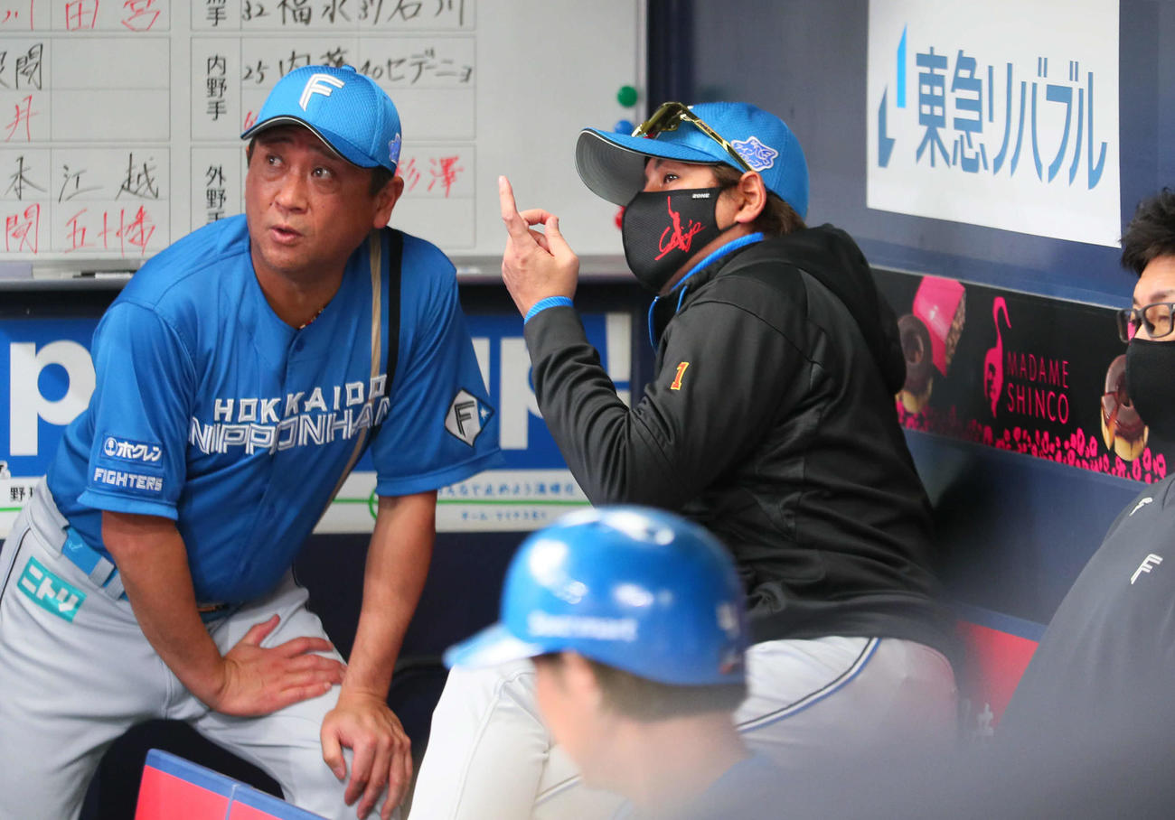 オリックス対日本ハム　8回表日本ハム、ベンチで厳しい視線を見せる日本ハム新庄監督（撮影・宮崎幸一）
