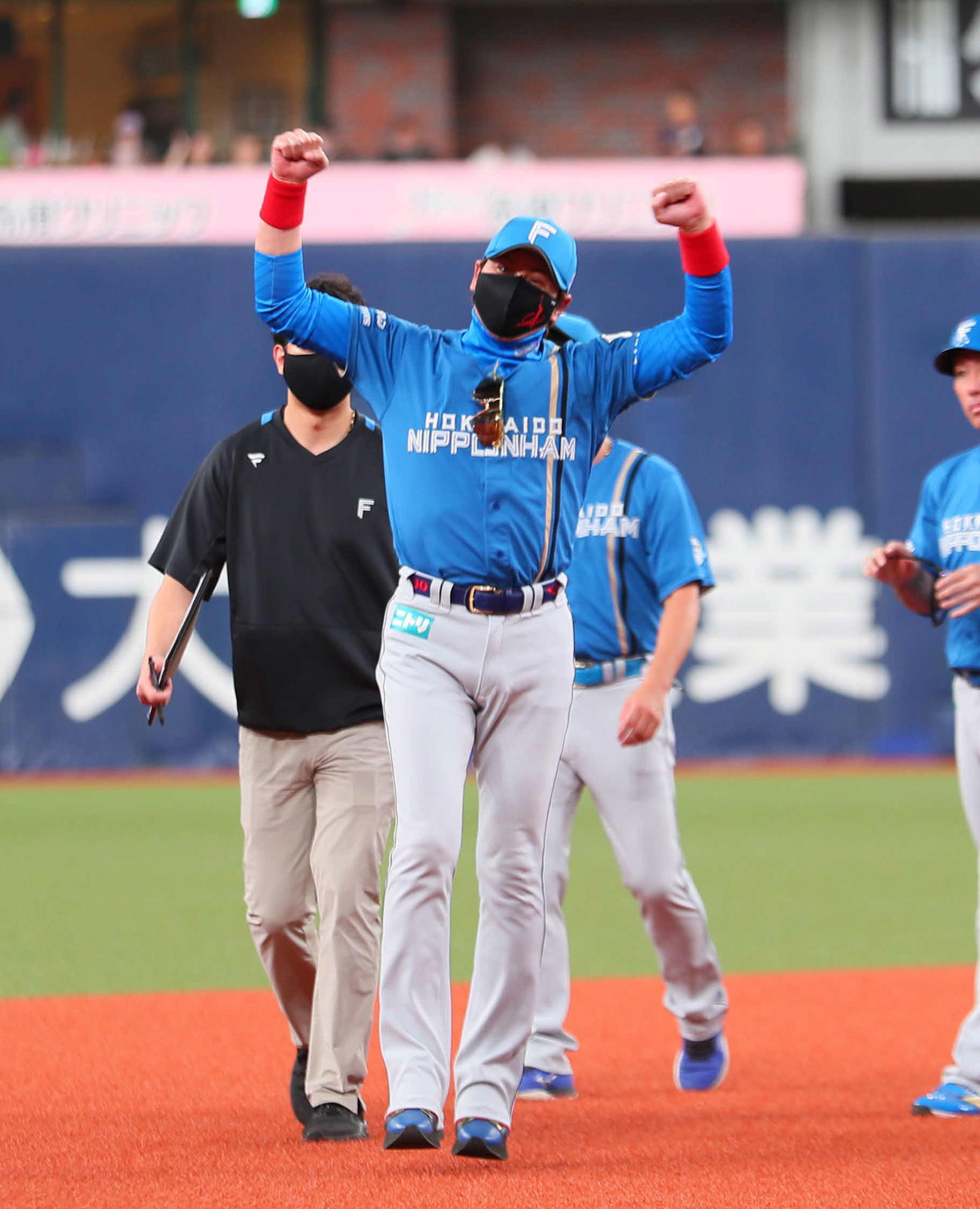 オリックス対日本ハム　オリックスに勝利しガッツポーズで引き揚げる日本ハム新庄監督（撮影・宮崎幸一）