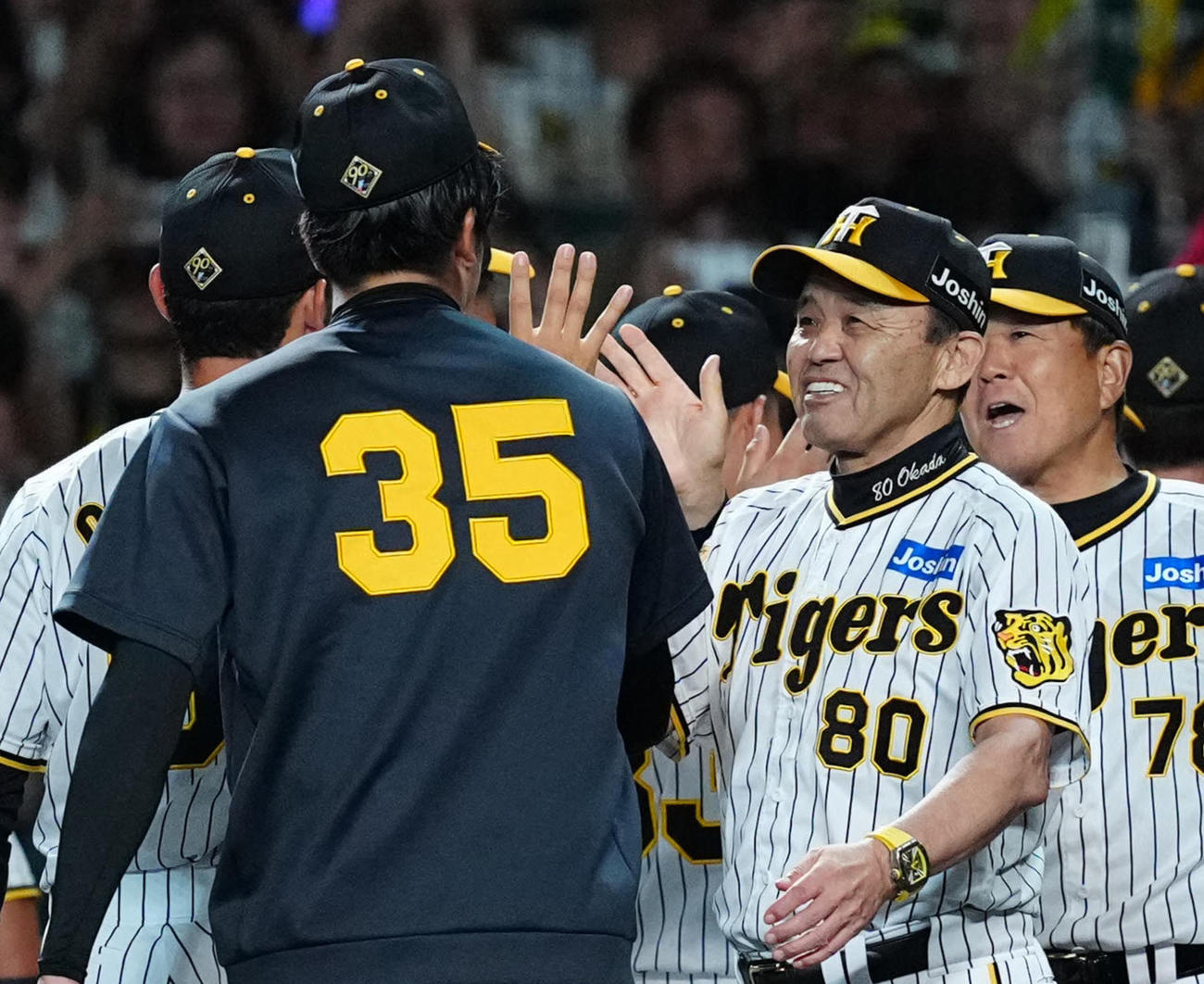 阪神対巨人　試合後、阪神才木（中央左）をねぎらう岡田監督（撮影・江口和貴）