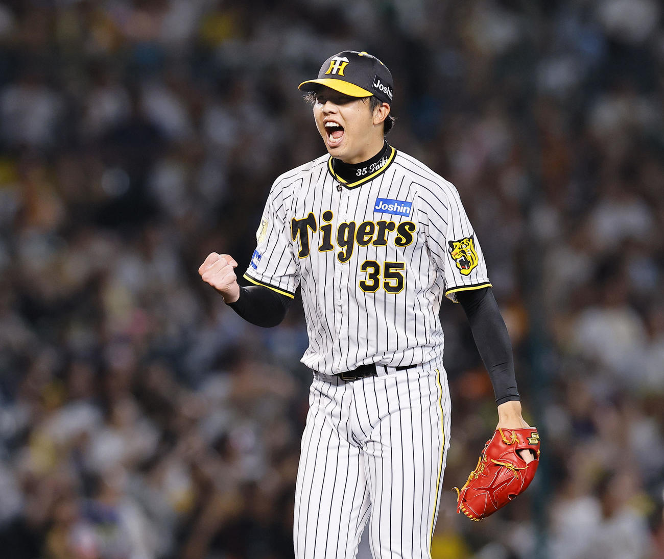 阪神対巨人　6回表巨人2死満塁、代打大城卓を中飛に打ち取りガッツポーズをする才木（撮影・藤尾明華）
