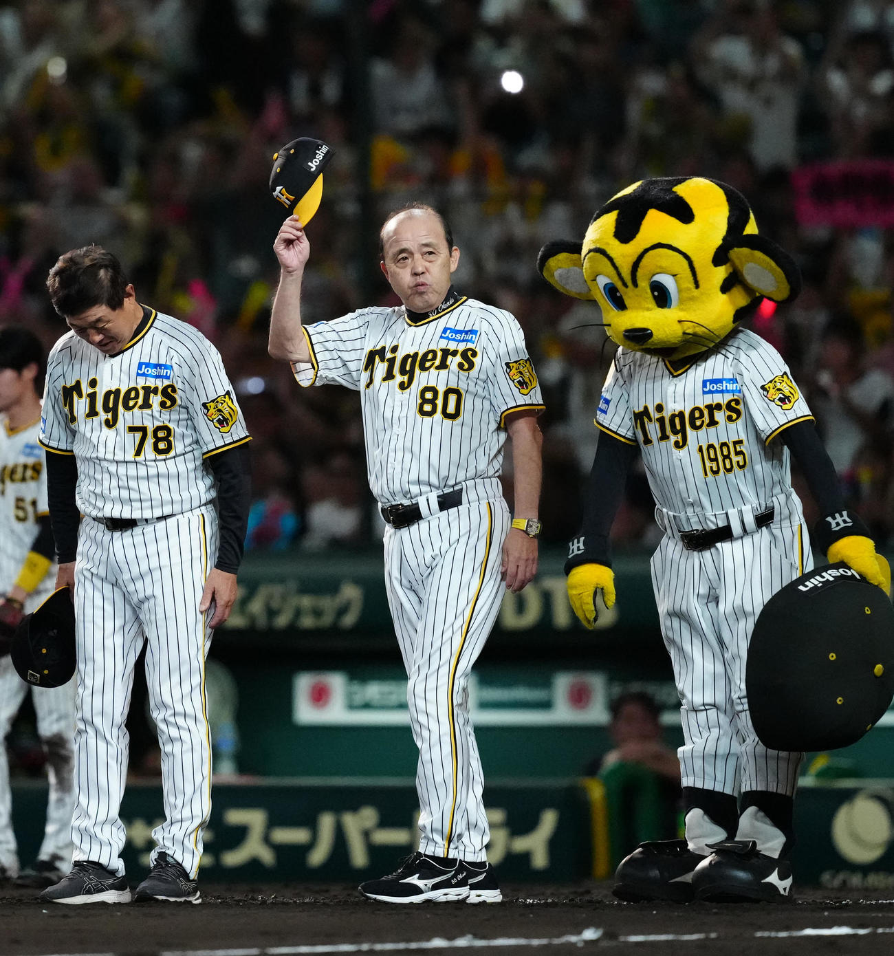 阪神対巨人　試合後、あいさつする阪神岡田監督（中央）（撮影・江口和貴）