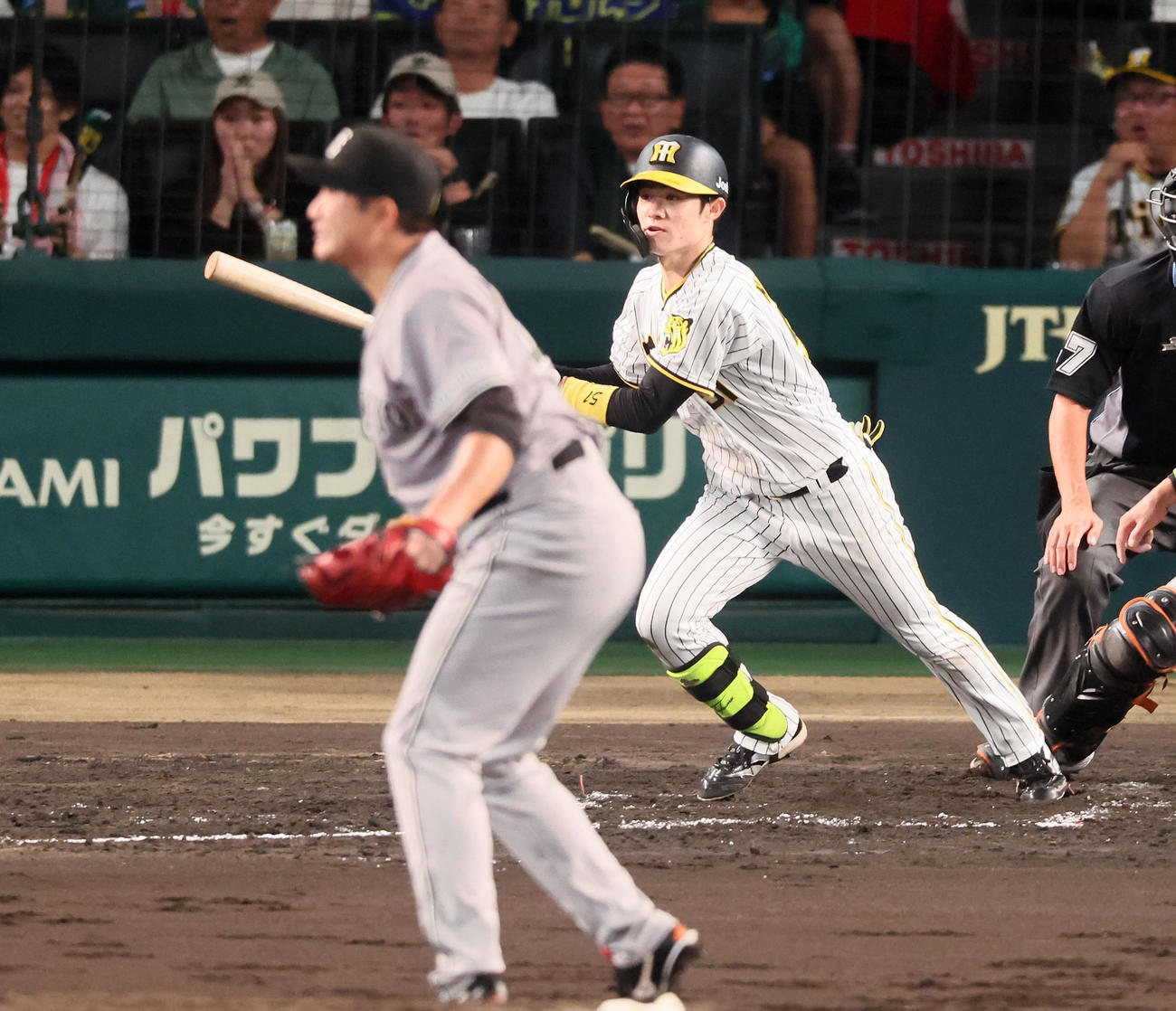 阪神対巨人　3回裏阪神2死一、三塁、中野は右へ適時打を放つ。投手菅野（撮影・加藤哉）