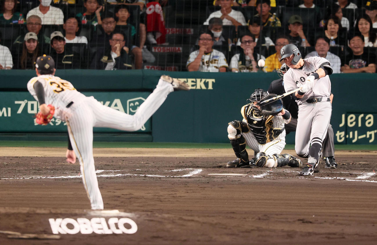 阪神対巨人　6回表巨人無死満塁、長野は投飛を打ち上げる。投手才木（撮影・加藤哉）