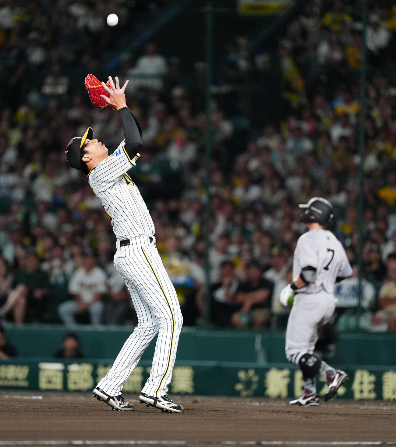 阪神対巨人　6回表巨人無死満塁、長野（後方）を投飛に仕留める才木（撮影・江口和貴）