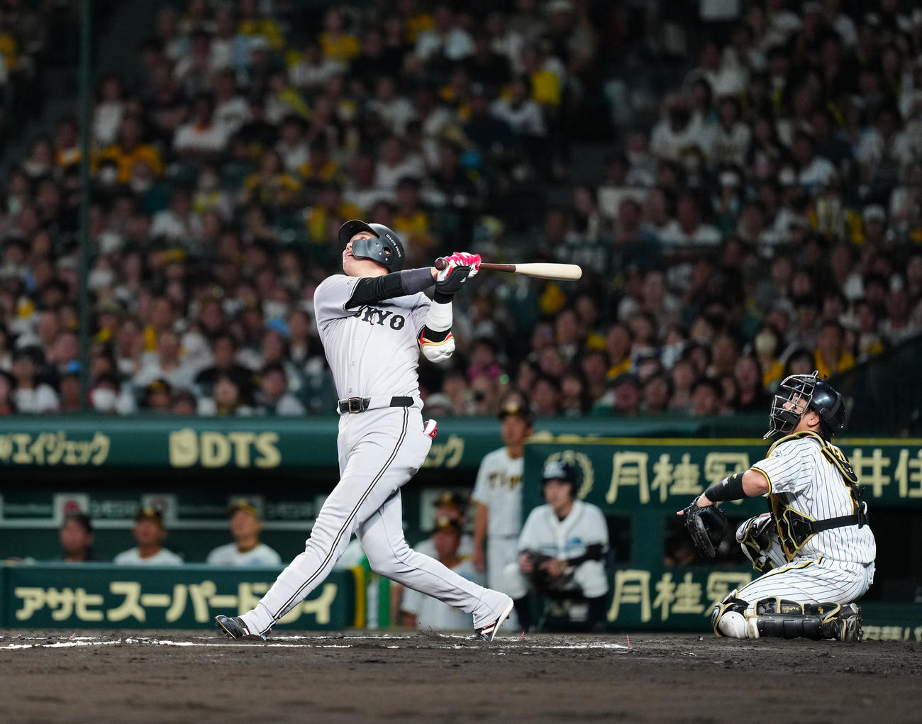 阪神対巨人　6回表巨人1死満塁、二飛に倒れる坂本（撮影・江口和貴）